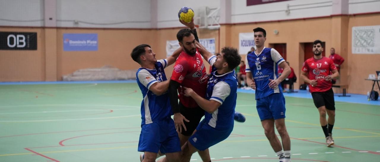 Jota Abad lanza a portería.