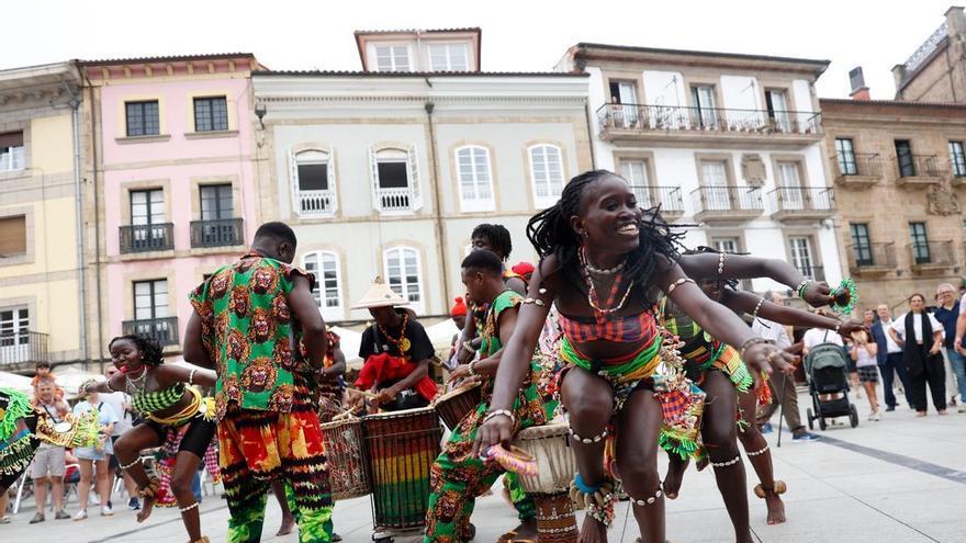 Los ritmos de cuatro continentes llenan las calles de Avilés: "Somos los responsables de transmitir nuestra cultura a otro país"