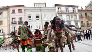 Los ritmos de cuatro continentes llenan las calles de Avilés: "Somos los responsables de transmitir nuestra cultura a otro país"