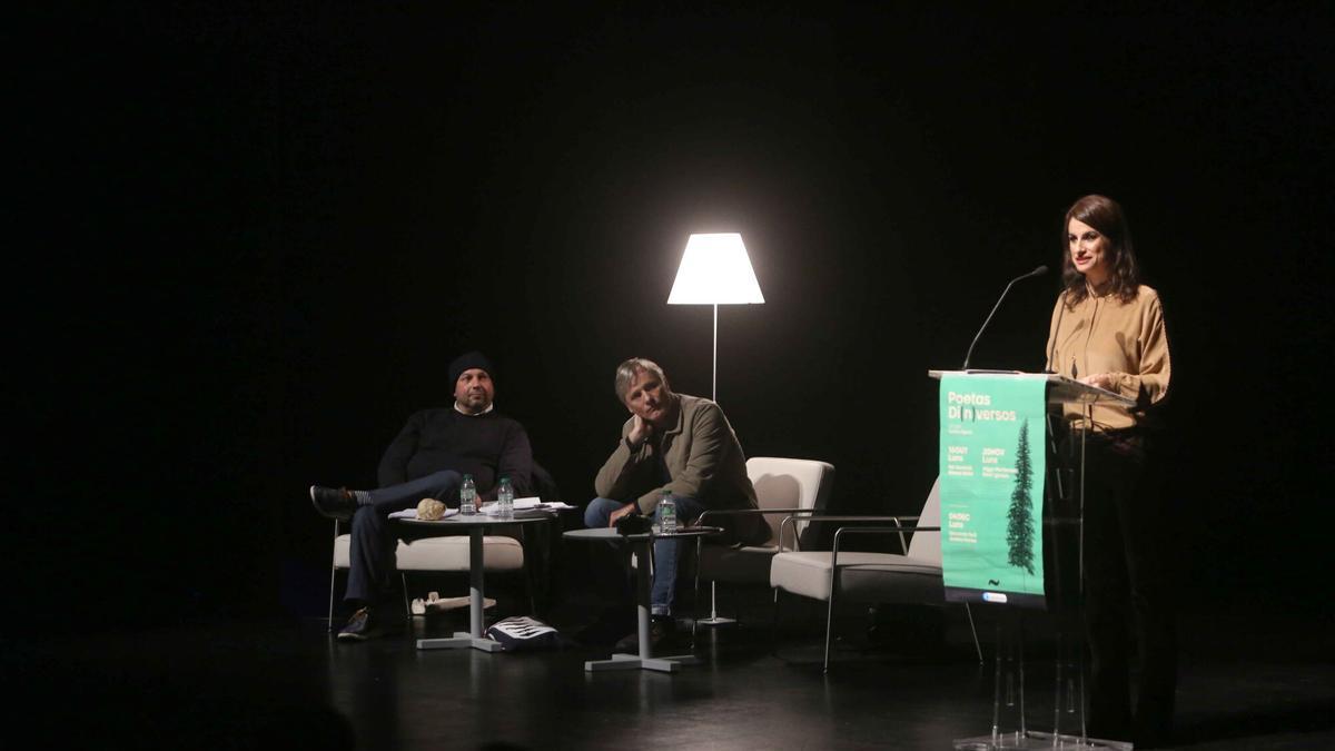 La poeta Yolanda Castaño, presentando una edición anterior de Poetas Di(n)versos.
