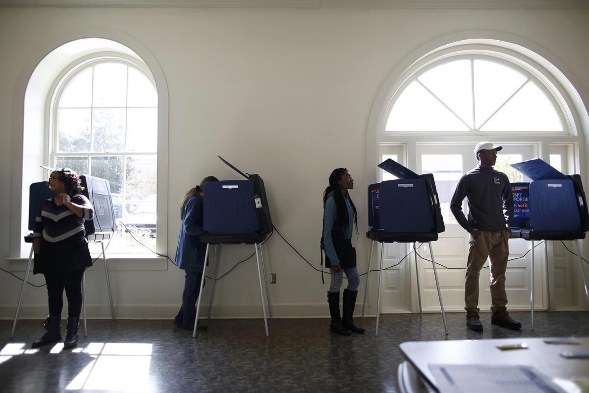 Poll workers and voters stand by the voting machines at the Marion 2 precinct at the Marion Opera House during the U.S. presidential election in Marion, South Carolina, U.S. November 8, 2016.  REUTERS/Randall Hill