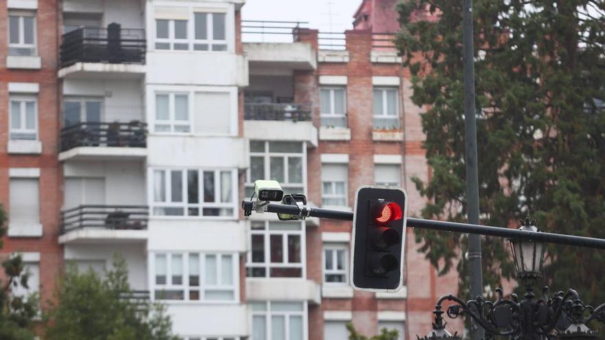 Las cámaras de la Zonas de Bajas Emisiones permiten identificar un conductor que se fugó tras un accidente en Oviedo