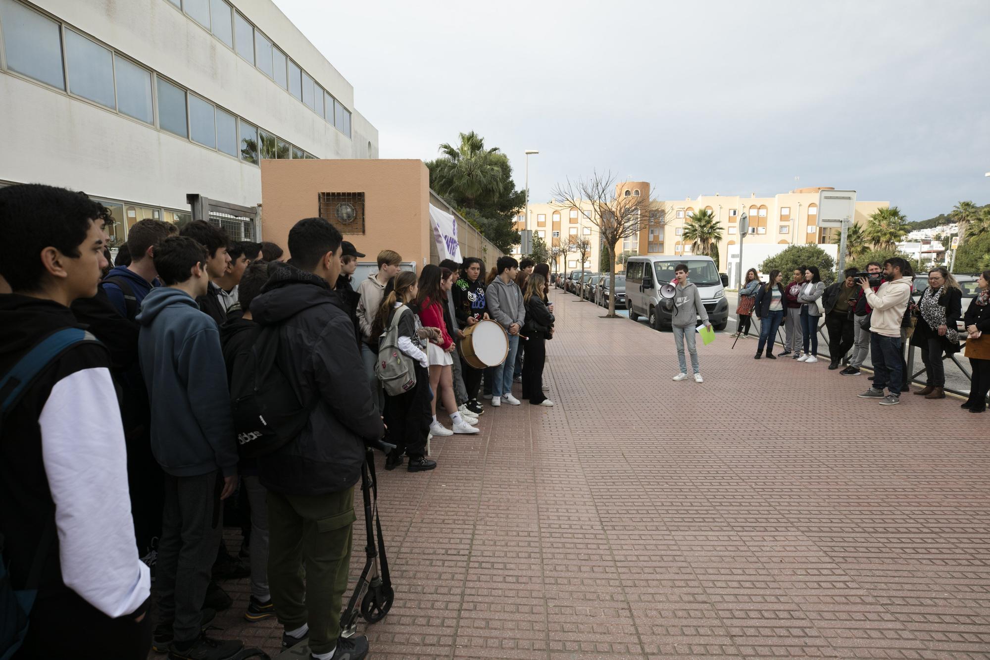 Alumnos y familias del instituto Xarc de Ibiza claman contra Educación por el mal estado del centro