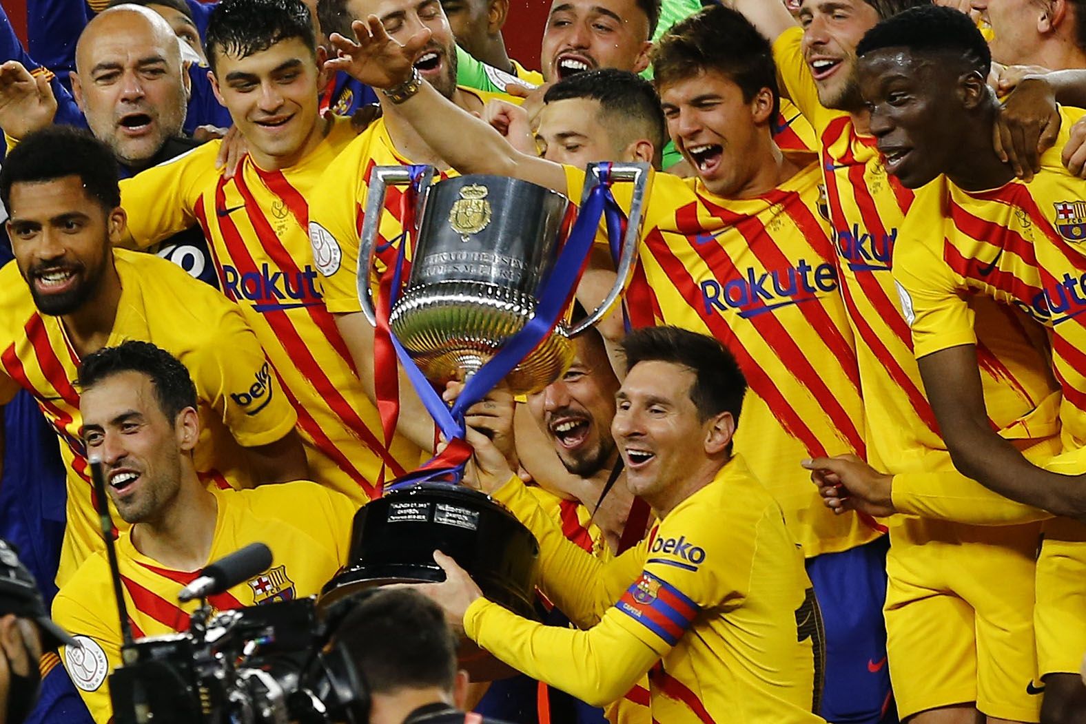 Messi posa con la Copa con el resto de sus compañeros en el estadio de La Cartuja de Sevilla.