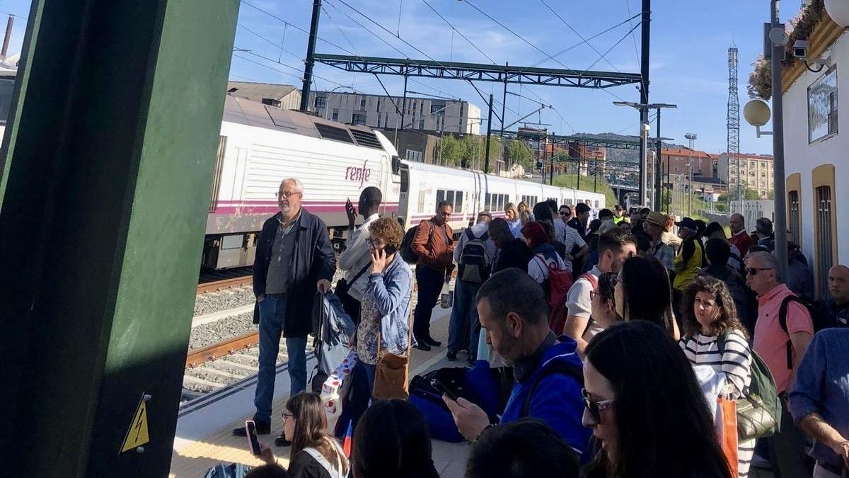 Los pasajeros del tren que ha sufrido una avería, en la estación de Plasencia.