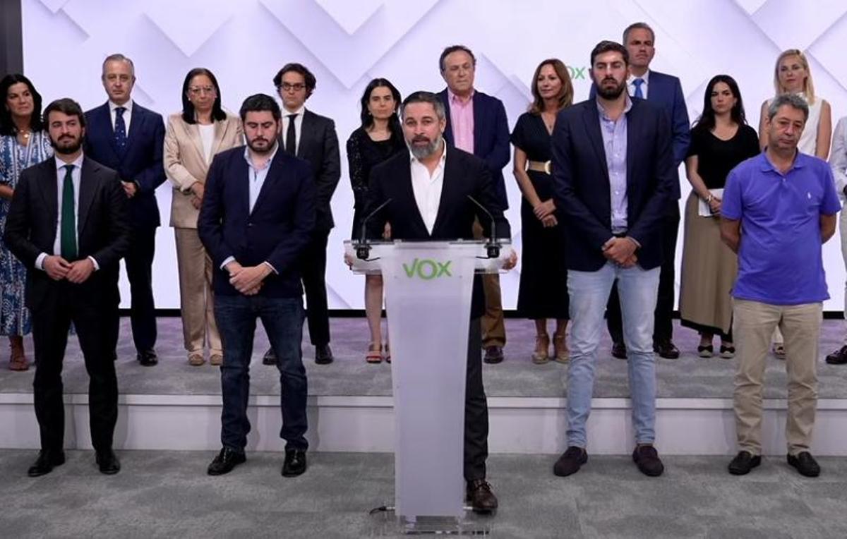 Barrera, a la derecha, durante la comparecencia de Abascal