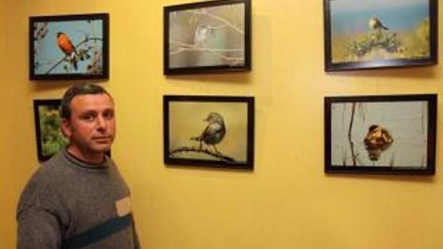 Arriba, Antonio Luis Pérez junto a su exposición. Abajo, una de las fotos que pueden verse en el bar Manos.