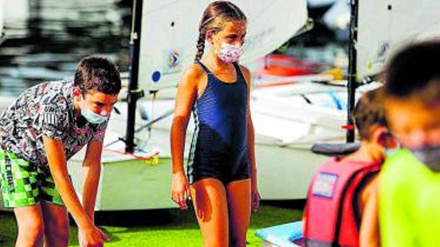 Beltrán, a la caña de una embarcación en su salida al mar en Sant Antoni. | TONI ESCOBAR 