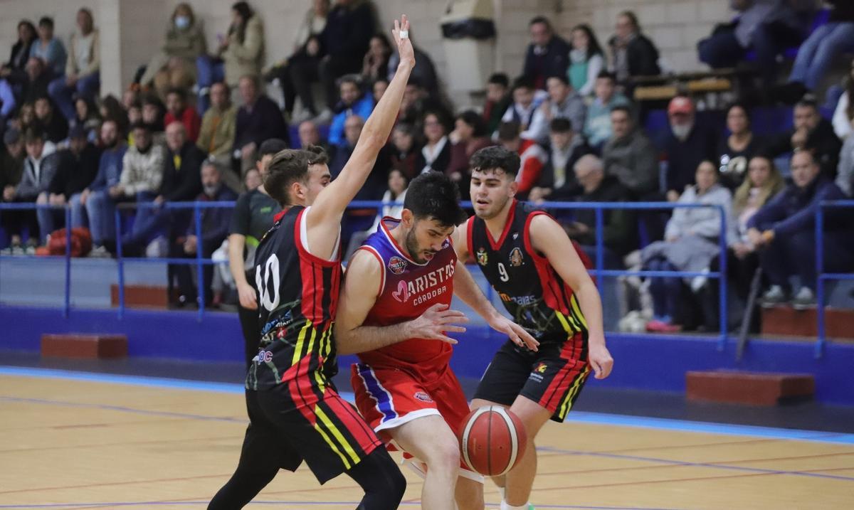 Fernando de Torres (Maristas) intenta superar la defensa del Peñarroya.