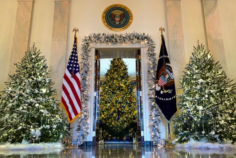 La Casa Blanca també es decora quan arriben les festes de Nadal. La primera dama, Melania Trump, és l''encarregada de mostrar als periodistes les estances decorades.