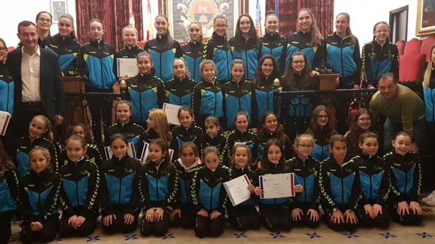 Las autoridades de Elche junto a los representantes del Club Deportivo Esade