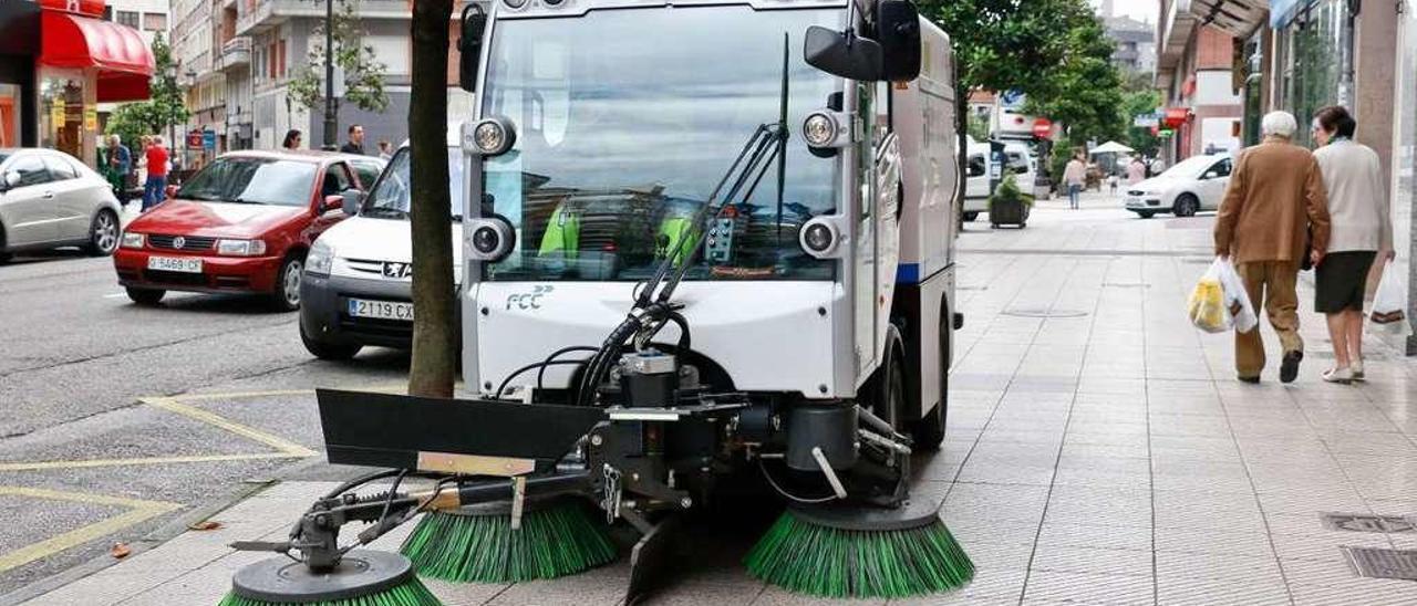 Un camión, realizando tareas de limpieza en Oviedo.
