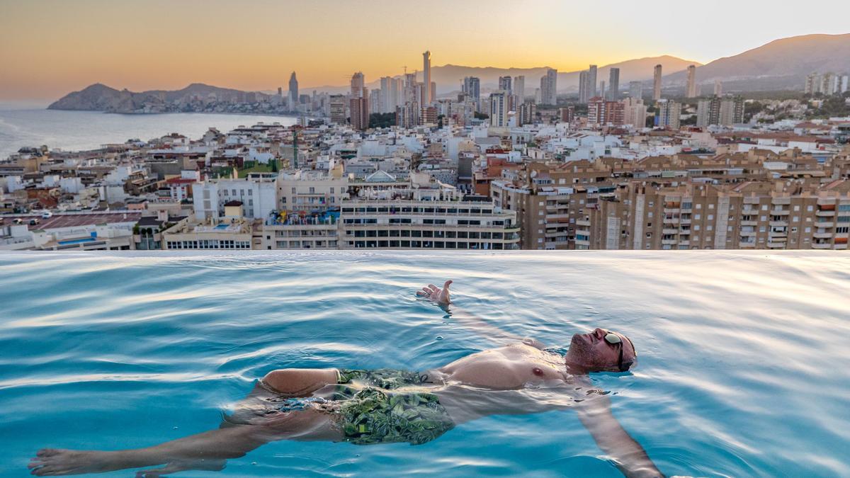 Un turista se relaja en la piscina de un hotel de Benidorm esta semana