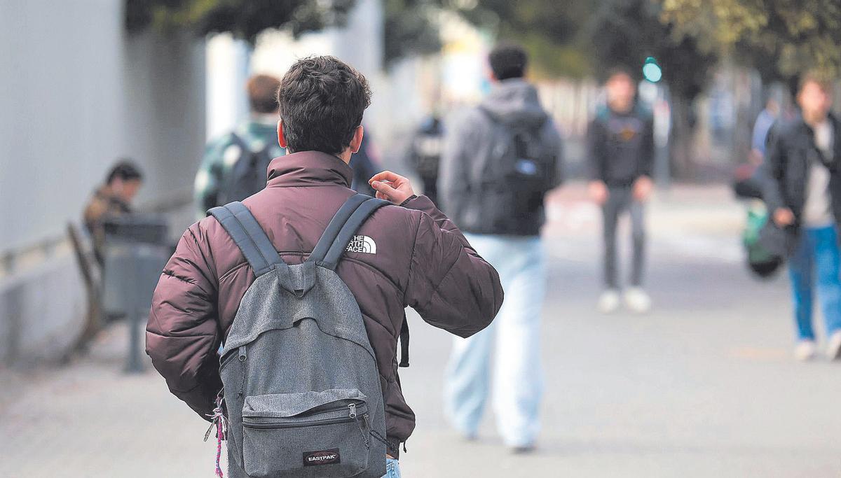 Estudiantes del Campus de Tarongers, en València, de camino a su facultad.