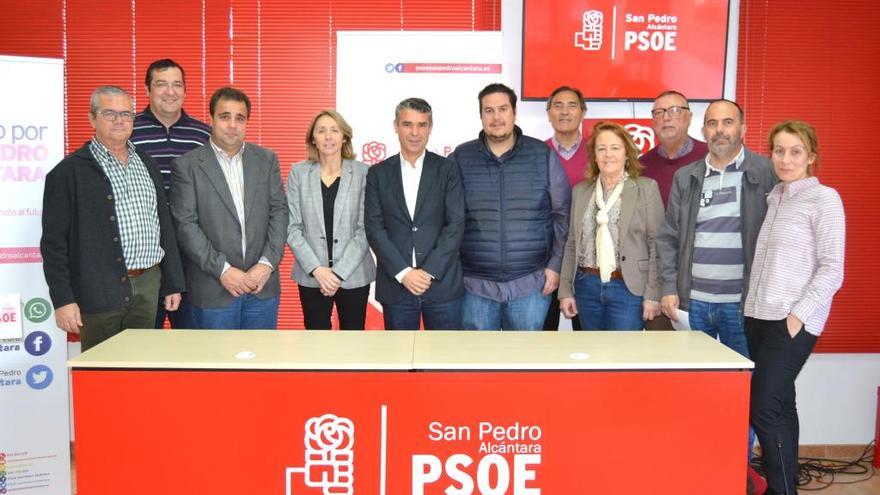 Benítez, junto al candidato socialista a la Alcaldía, José Bernal, con otros ediles y miembros del partido