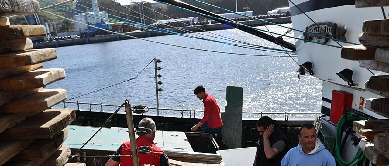 Un bonitero, preparando la travesía en el puerto pesquero de Avilés el pasado mayo.