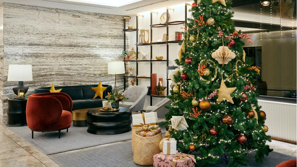 Interior del Gallery Hotel, con su árbol de Navidad.