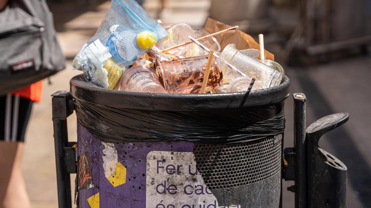 Un cesto de basura este miércoles por la mañana en el centro de Barcelona.