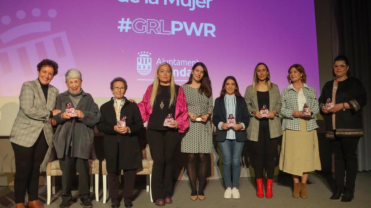 Foto de familia de las ocho mujeres premiadas, junto a la alcaldesa, Carmina Ballester (primera por la izquierda).