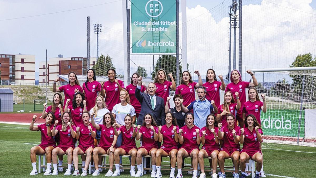 Las jugadoras de la selección española posan con Mario Ruiz-Tagle, consejero delegado de Ibedrola, patrocinador principal del fútbol femenino.