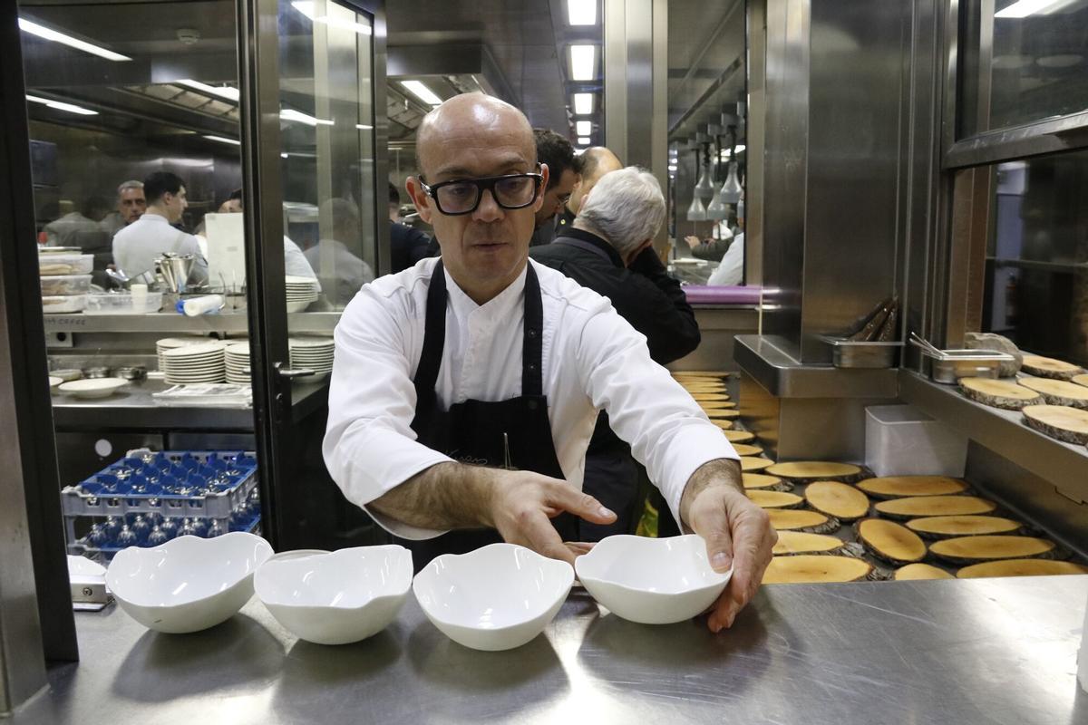 El cuiner d'Els Tinars, Marc Gascons, prepara uns plats per al 'Sopar Esperit Fòrum'