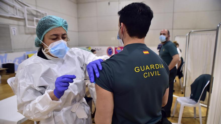 Un Guardia Civil recibe la vacuna en Murcia.