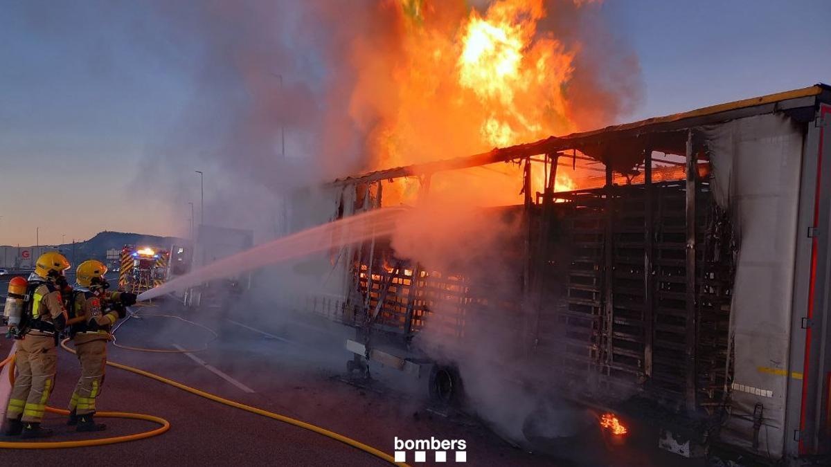 Els Bombers, apagant el foc declarat en un camió a la c-25