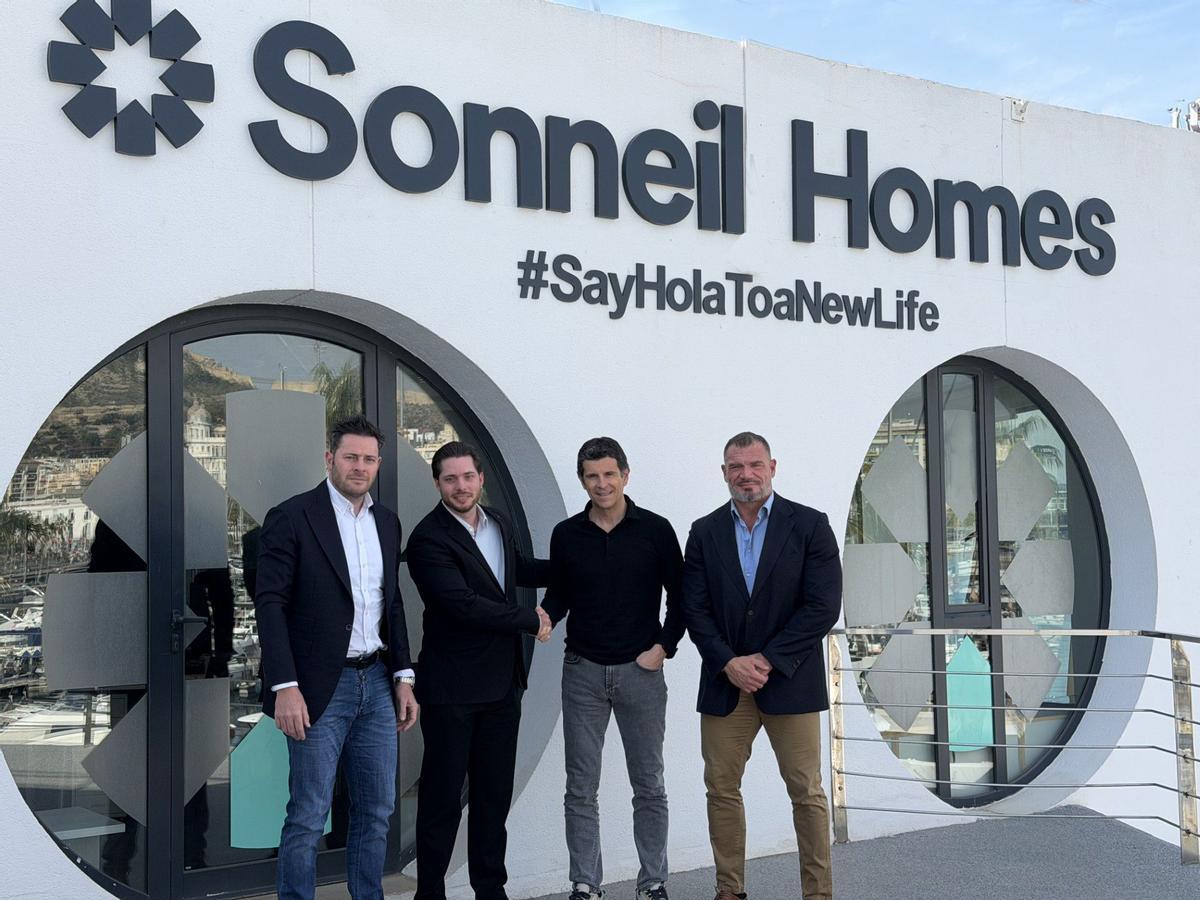 Alfredo Millá, tercero por la izquierda, junto a responsables de Medland en Alicante.