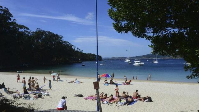 La playa de Arneles, en O Hío, este domingo, con un alto número de yates cerca. | GONZALO NÚÑEZ
