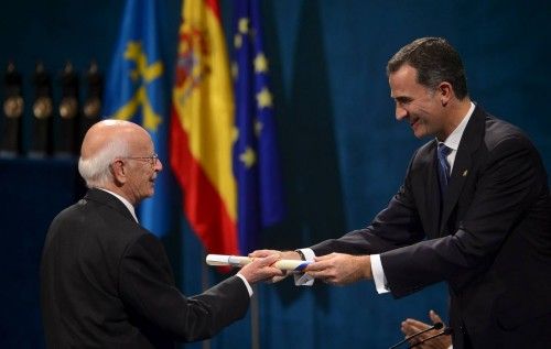 Emilio Lledo of Spain receives the 2015 Princess of Asturias award for Communication and Humanities from Spain's King Felipe during a ceremony at Campoamor theatre in Oviedo