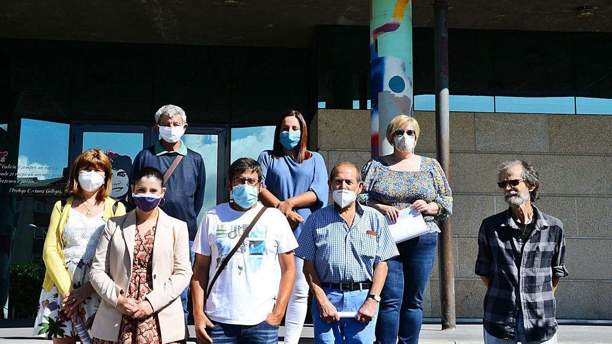 Representantes del Concello moañés y de los colectivos que colaboran en el programa.