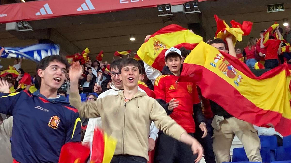 Aficionados de España antes del partido frente a Egipto en el RCDE Stadium