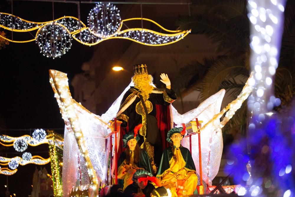 Los Reyes Magos, escoltados por pajes reales y bailarinas, reparten entre el público 800 kilos de caramelos y gominolas