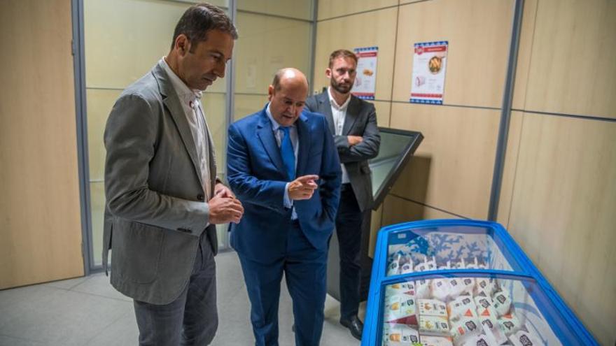 Alfonso Villares, á esquerda, Luis Miguel Simarro e Gonzalo Trenor durante a visita a Congalsa /xunta galicia