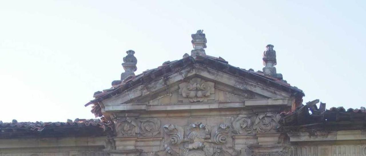 La fachada principal del palacio de la Torre de Celles, ayer.