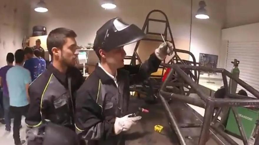 Los estudiantes durante el proceso de fabricación del coche.