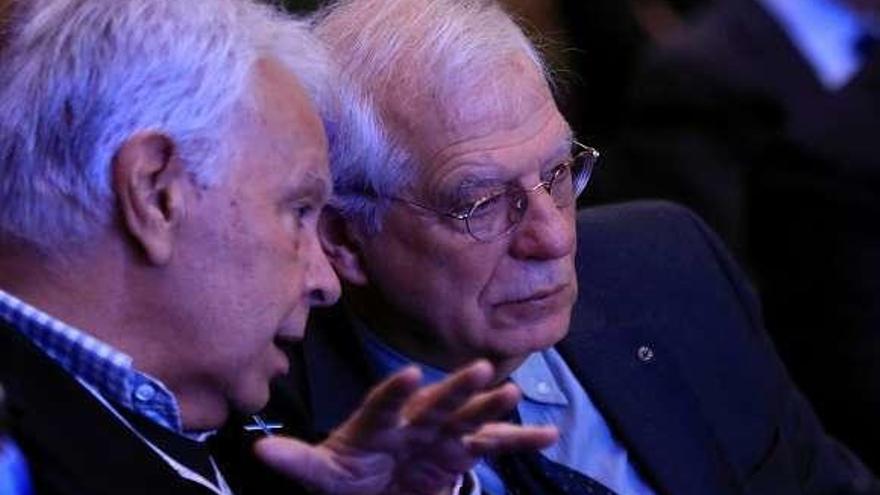 Borrell (dcha.), ayer, junto a González en el Foro Iberoamericano. // Efe