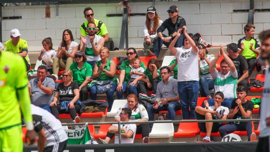 La afición franjiverde estuvo con el equipo en Paterna el domingo animando