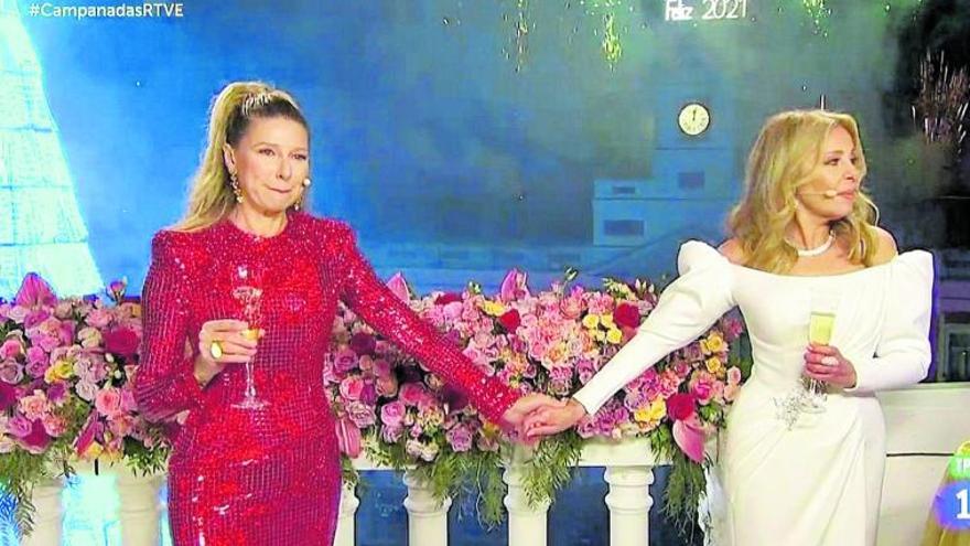 Anne Igartiburu y Ana Obregón, de la mano,  durante las campanadas. |  
// RTVE
