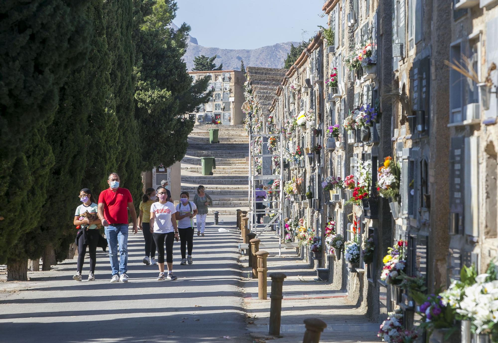 Día de Todos los Santos bajo mínimos de afluencia en el cementerio de Alicante