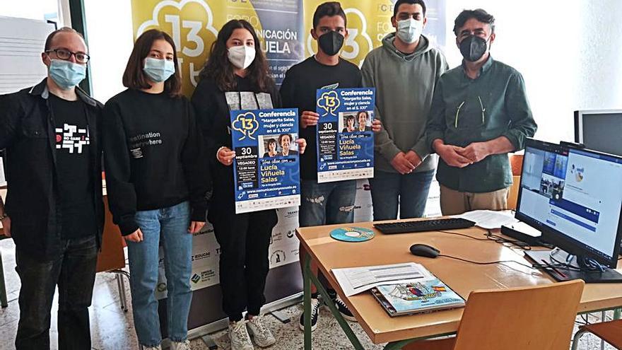 Por la izquierda, el profesor Sergio Brea, los alumnos Luisa Acevedo, Amara Novo, Martín Rodríguez y Víctor Lombardía, y el profesor Emilio Rodríguez, ayer, en Vegadeo, tras la conferencia online. | A. M. S.