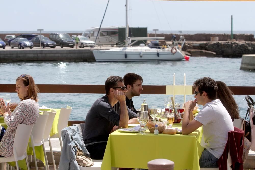 Turistas y locales disfrutan de un día de playa