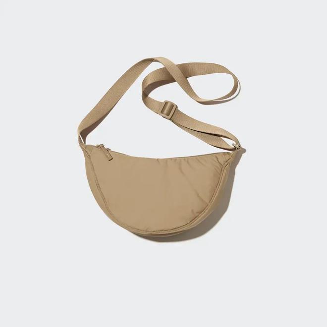 Bolso riñonera de Uniqlo en color beige