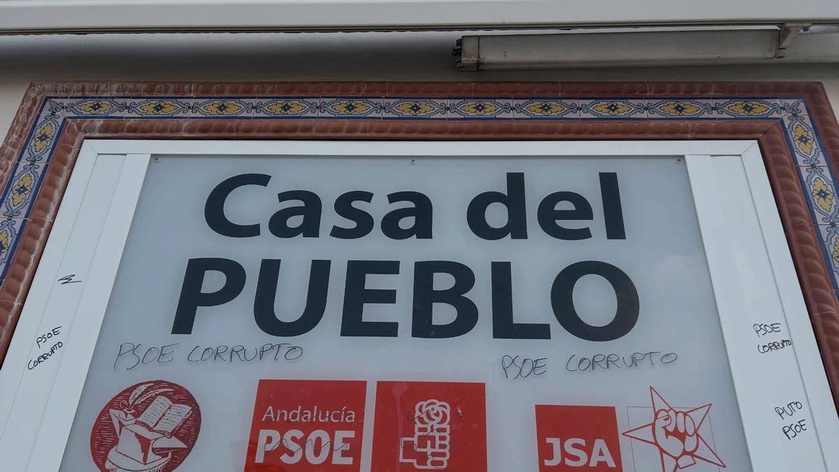 Pintadas vandálicas en la sede del PSOE en Alcalá (Sevilla)