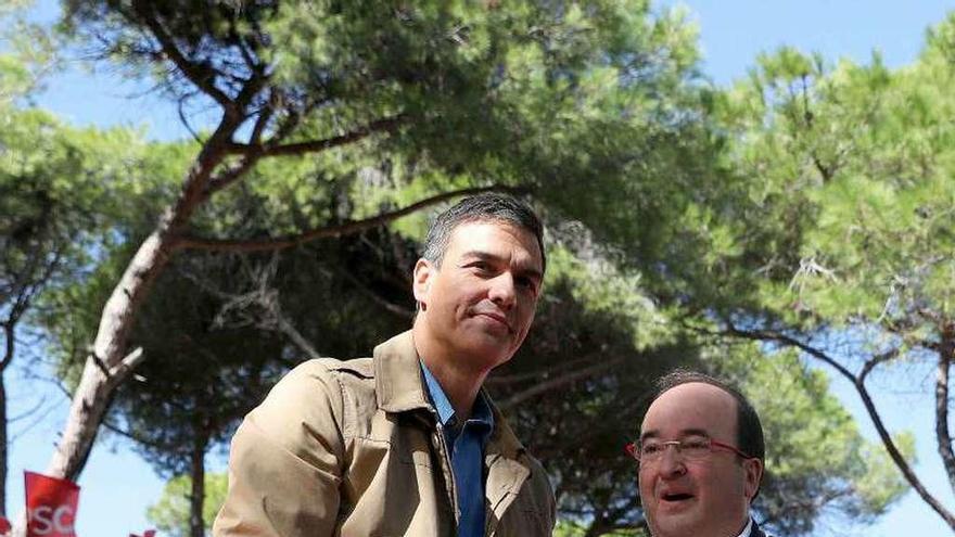 Sánchez, con el primer secretario del PSC, Miquel Iceta. // Efe