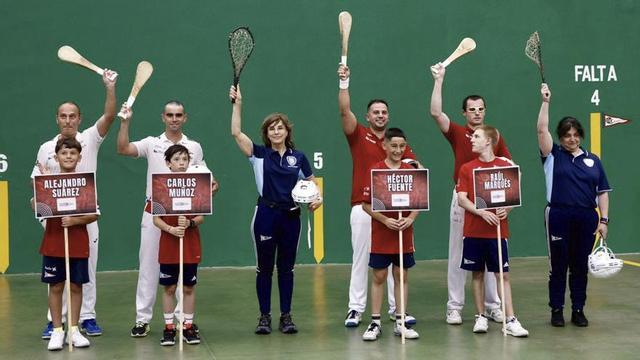 La presentación de los participantes en el primer partido de la Semana de Pelota del Grupo.