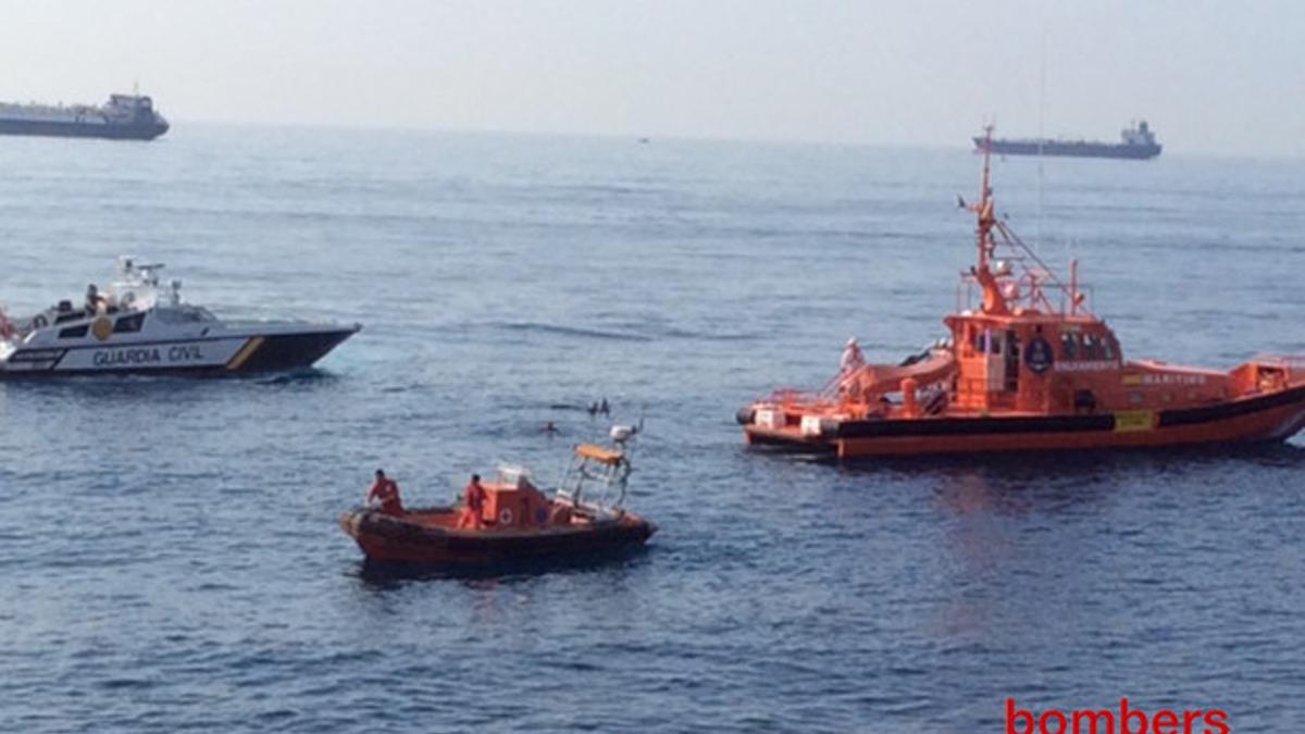 Equipos de rescate buscando al submarinista en el puerto de Tarragona