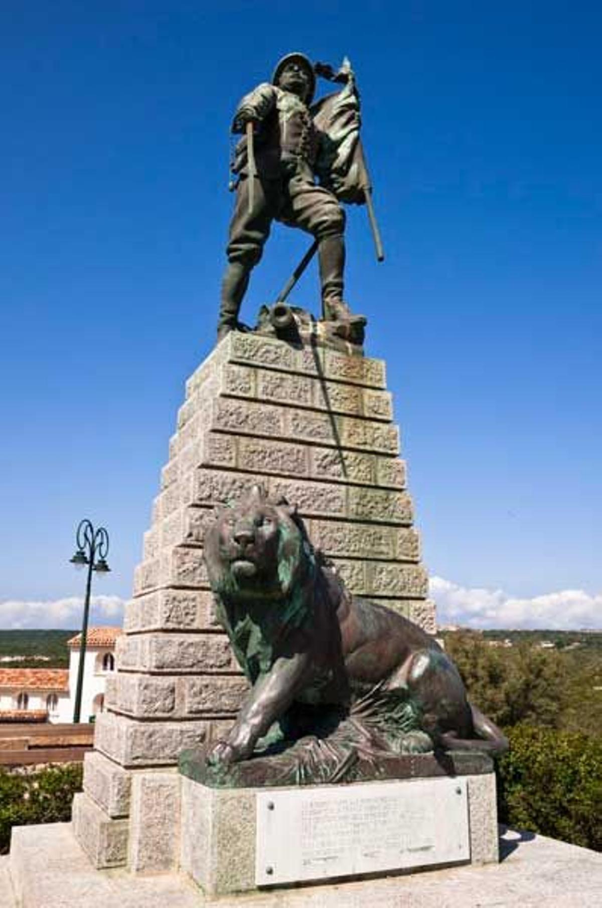Un monumento a las puertas de la Ciudadela de Bonifacio rinde tributo a los soldados que han muerto por Francia.