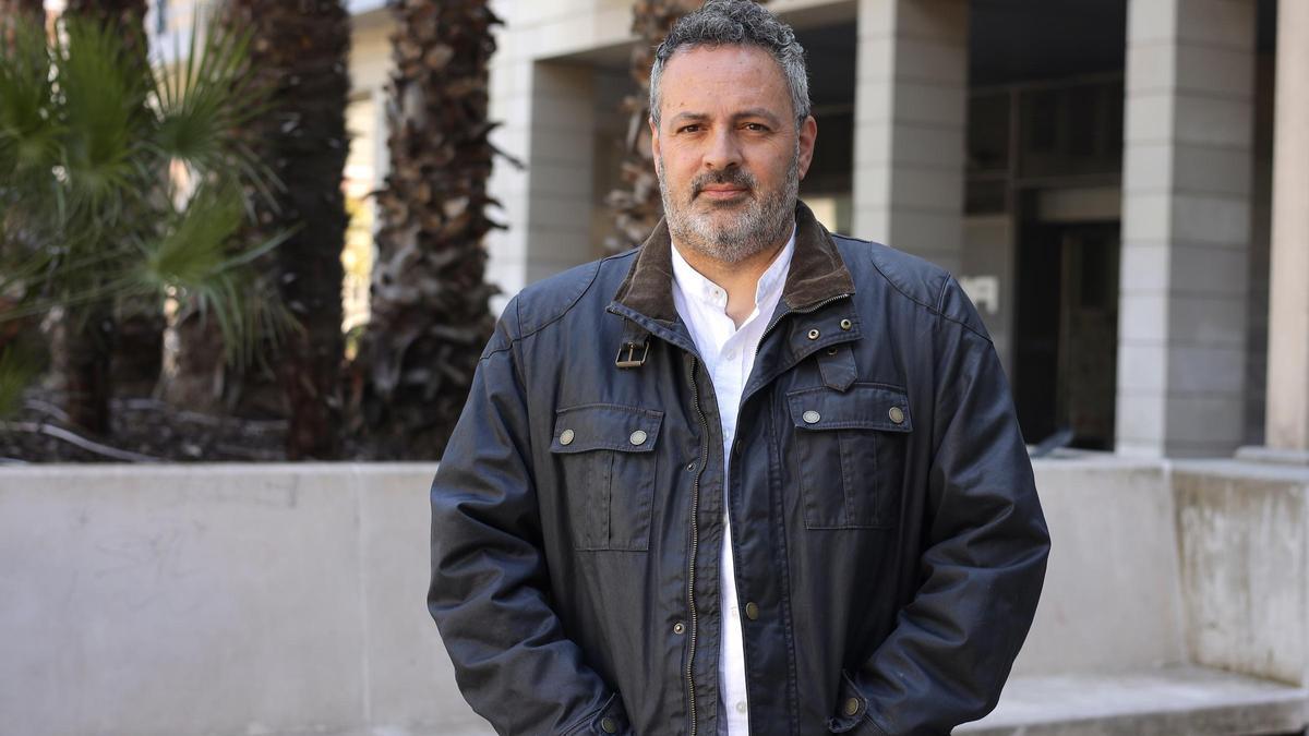 David Navarro, en las inmediaciones de las instalaciones de EL PERIÓDICO DE ARAGÓN.