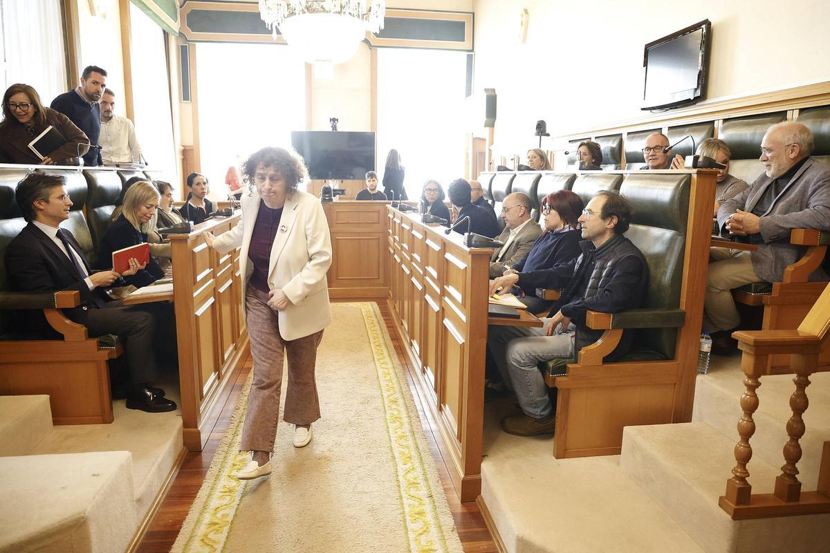 Goretti Sanmartín se dirige a su asiento en el salón de plenos del Concello de Santiago, este miércoles en el debate presupuestario